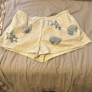 SHEIN Light Gray Starfish and Seashell Print Shorts